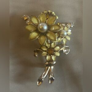 Vintage Gold Toned Daisy Flower Wreath Brooch